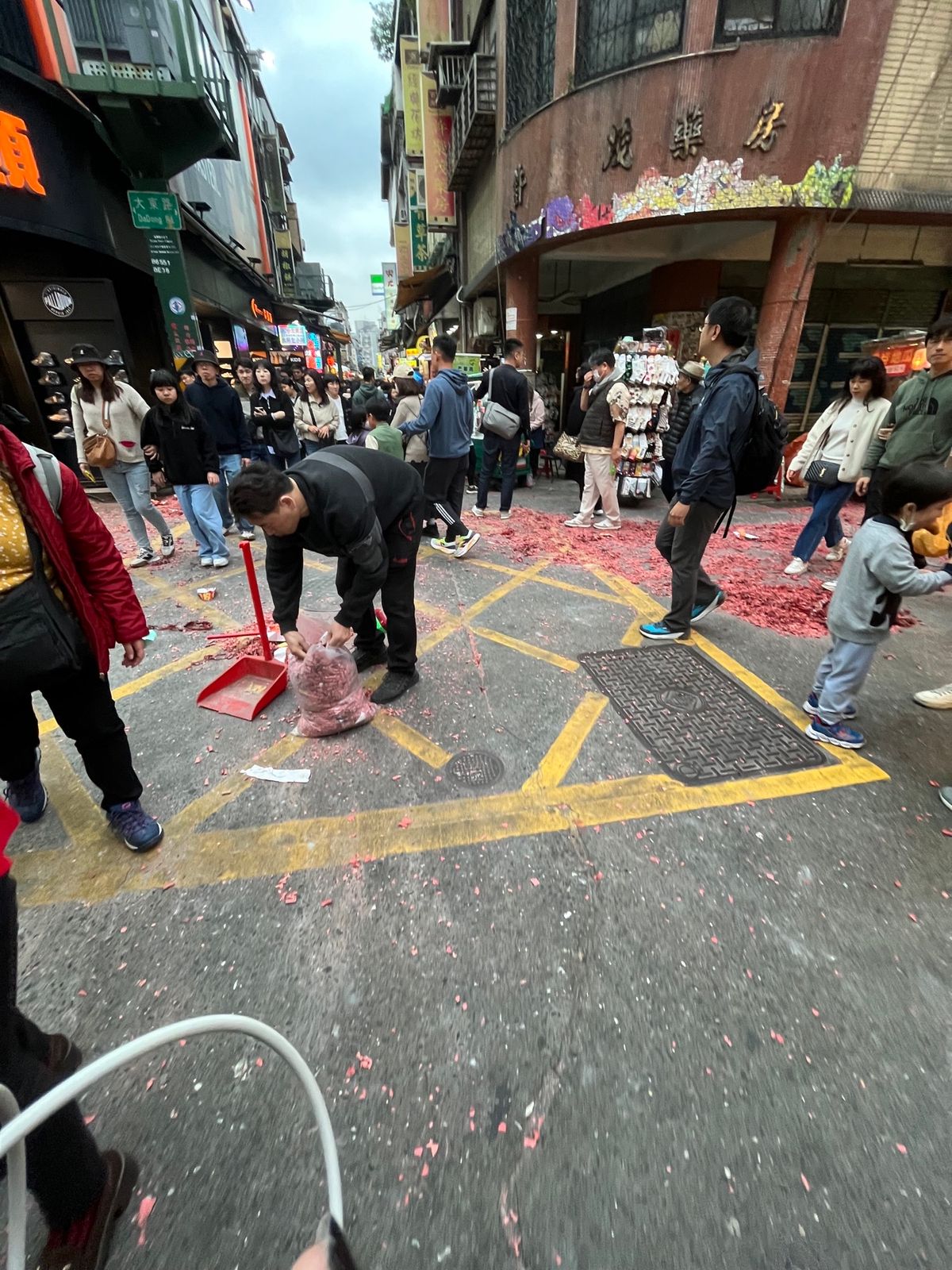 士林市場
突如鳴り響く爆音と、もの凄い白煙。
爆竹だったが、量がおかしい。