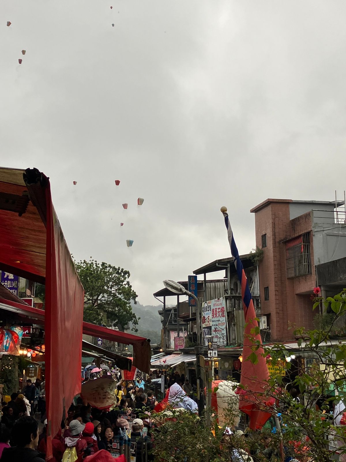 十分
名物のランタン飛ばしは、よその人のを見て満足。
きわきわを列車が通る...