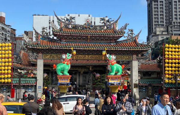 台湾「台北＆九份」の写真：龍山寺
神様に祈願し、筊を投げ、表と裏が...