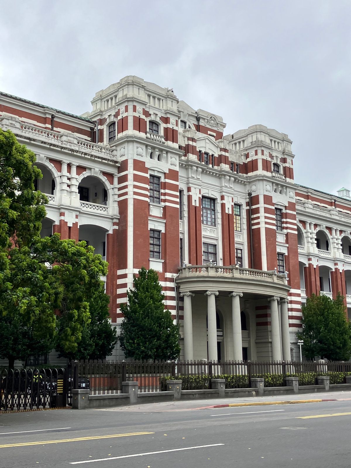龍山寺
神様に祈願し、筊を投げ、表と裏が出たら
おみくじを引くことが出来る...