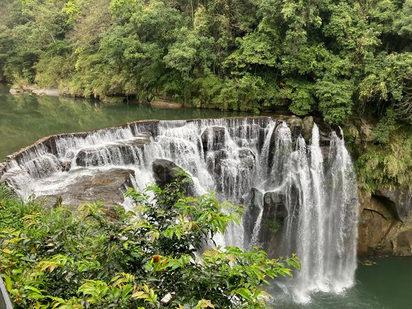 台湾「台北＆九份」の写真：十分瀑布
瀑布、、、というには少し小さい...