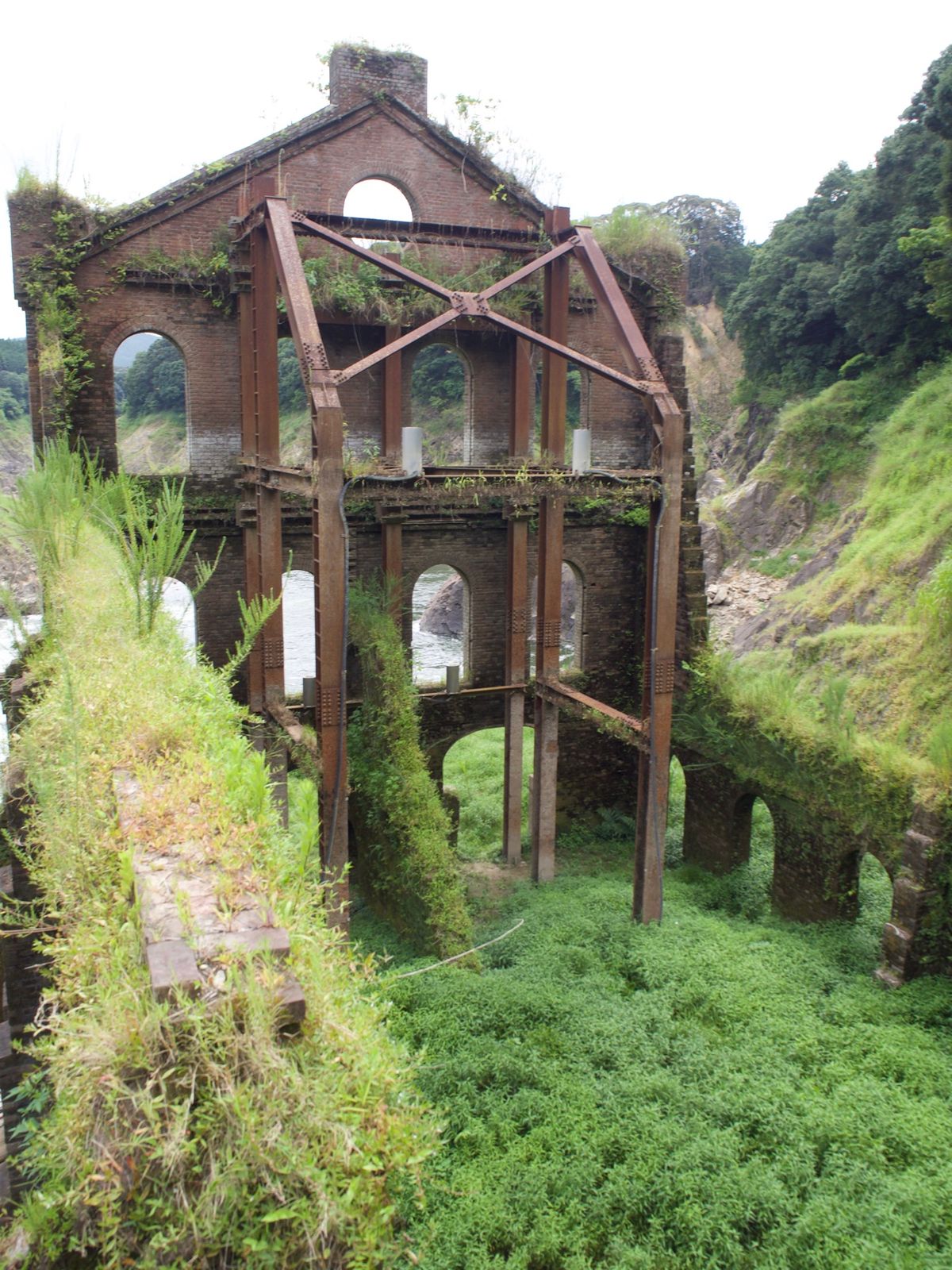 曽木発電所遺構
ダムに沈み、渇水期にのみ姿を見せる。
8月の週末限定で、見...