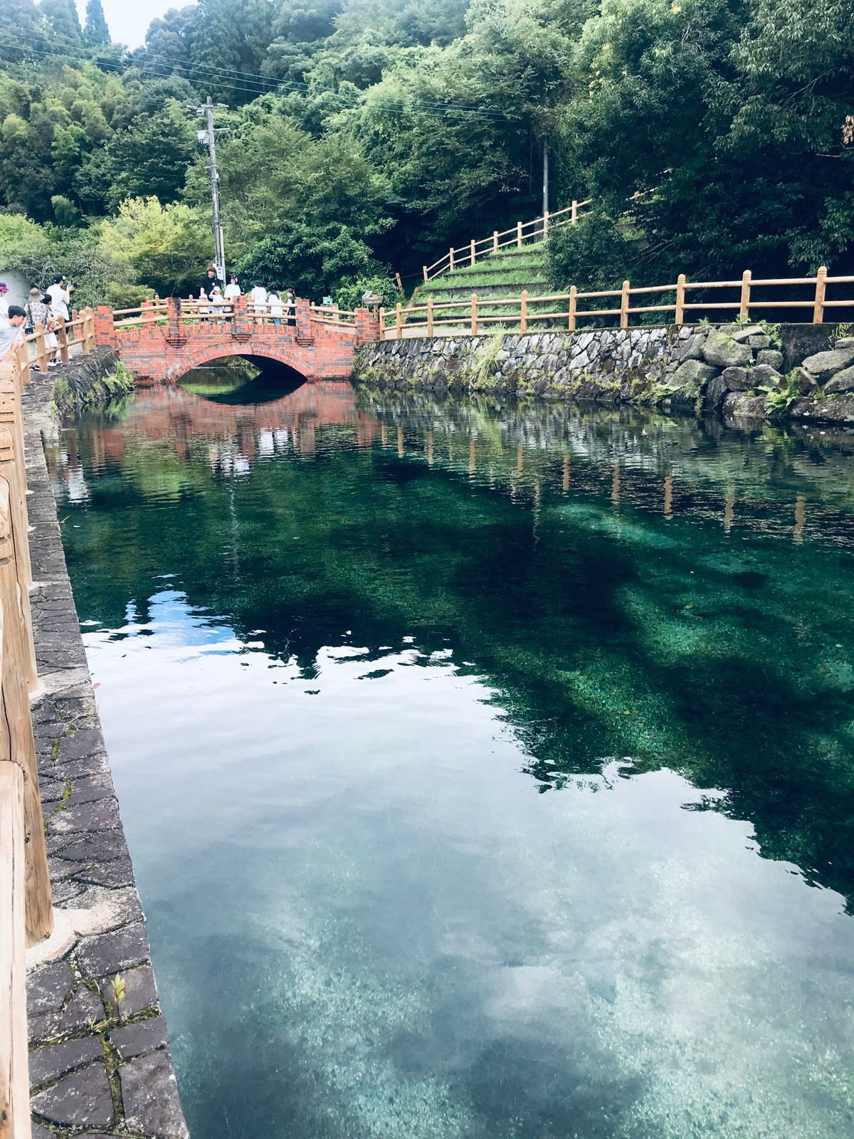 丸池湧水
晴天に恵まれれば、蒼くきらめく池に出会えます。
水汲み場もあります。