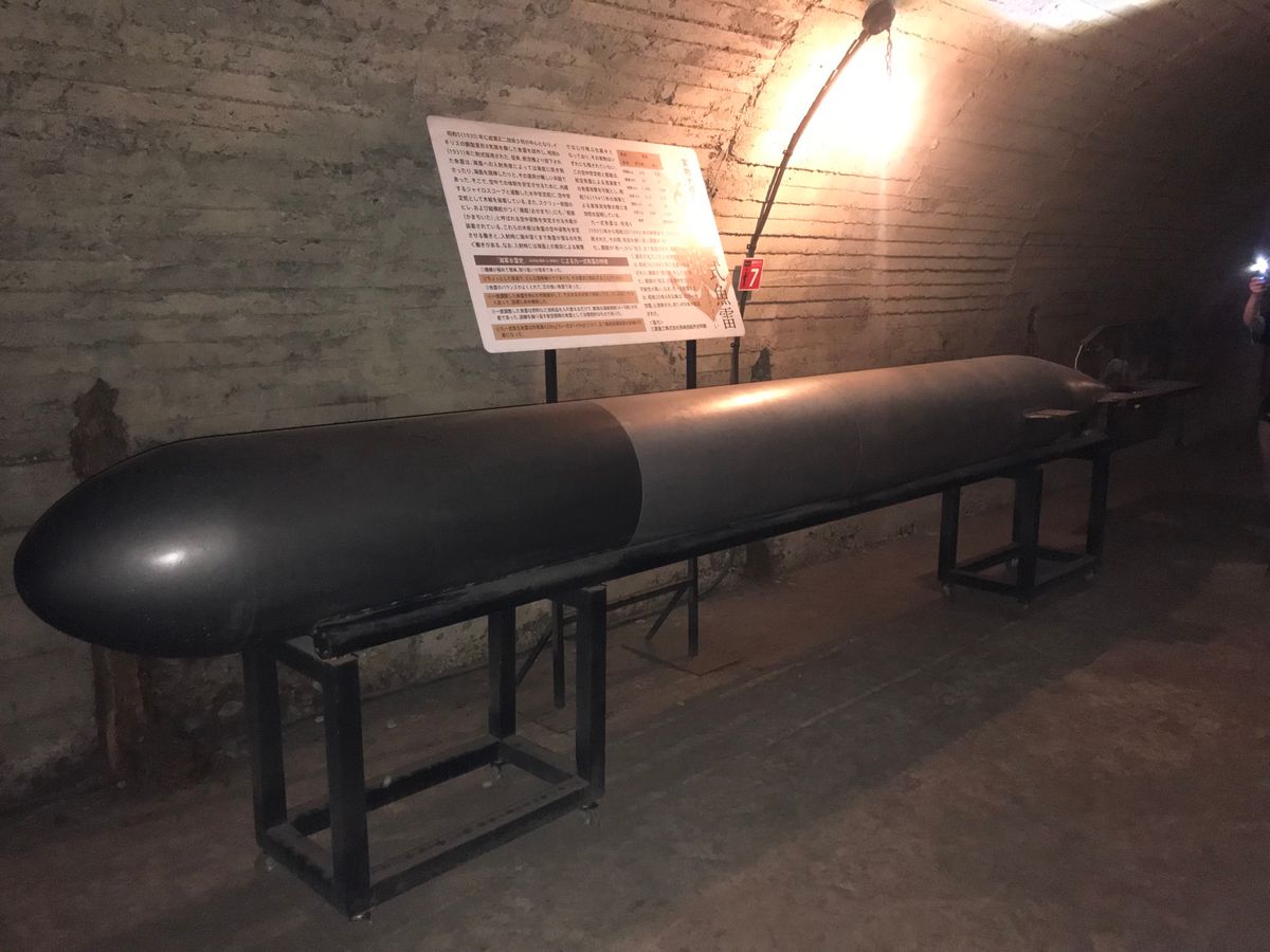 地下魚雷調整施設
手掘りの痕跡を残す壕。
実物大の魚雷模型もあり、秘密基地...