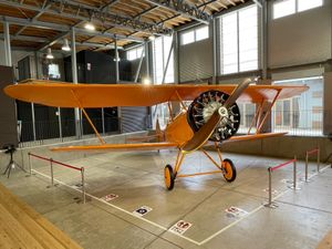 「赤とんぼ」訓練機の実物大模型
山の中にある海軍航空基地で行われた、
魚雷...
