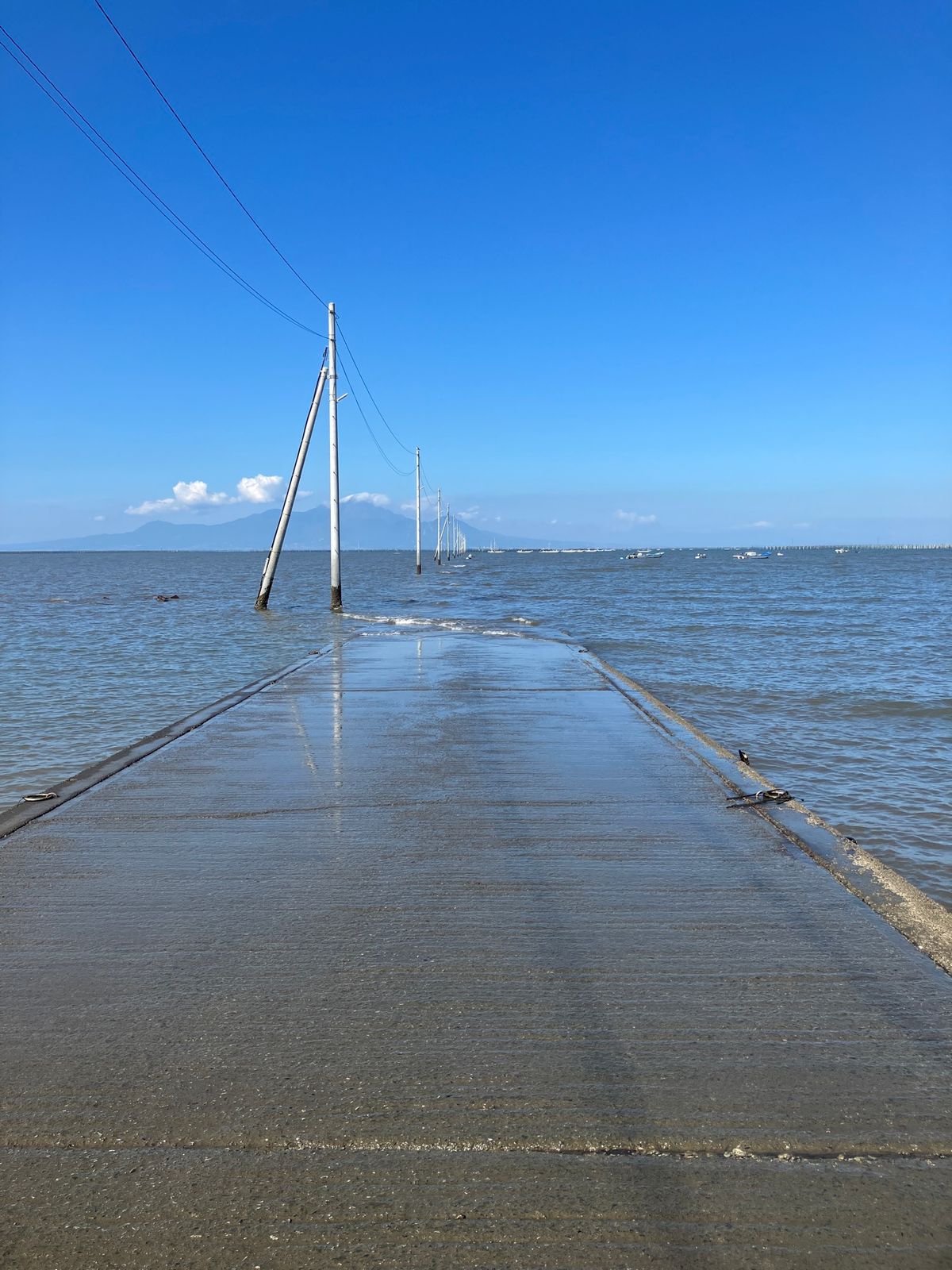 長部田海床路
海の中へひたすら続く道と電信柱。
潮が満ちると電信柱だけが突...
