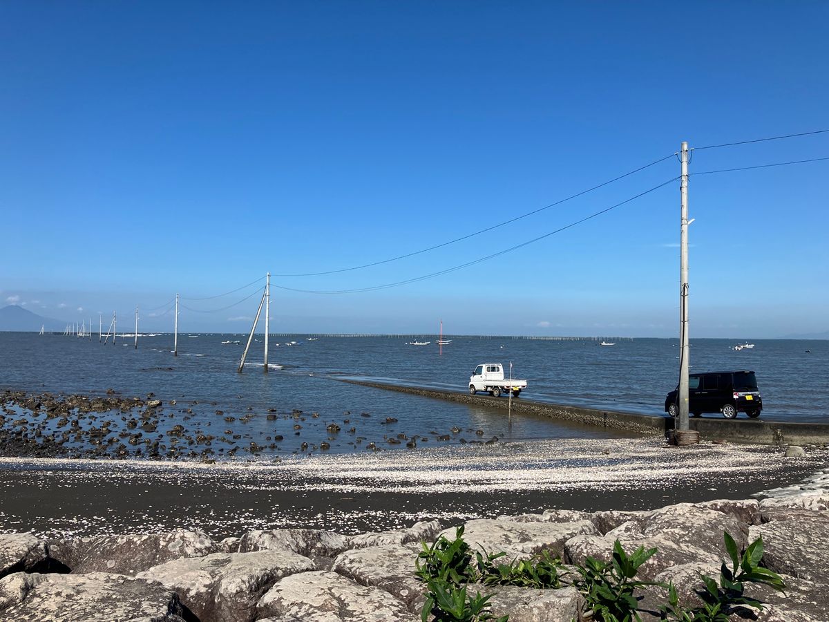 長部田海床路
海の中へひたすら続く道と電信柱。
潮が満ちると電信柱だけが突...