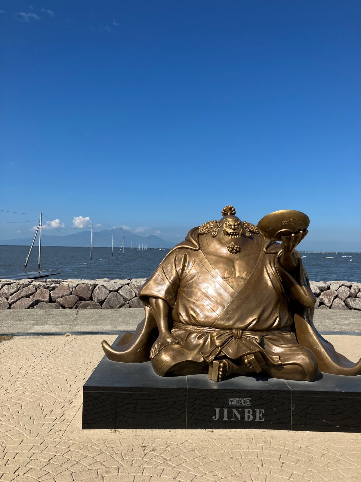 長部田海床路
海の中へひたすら続く道と電信柱。
潮が満ちると電信柱だけが突...