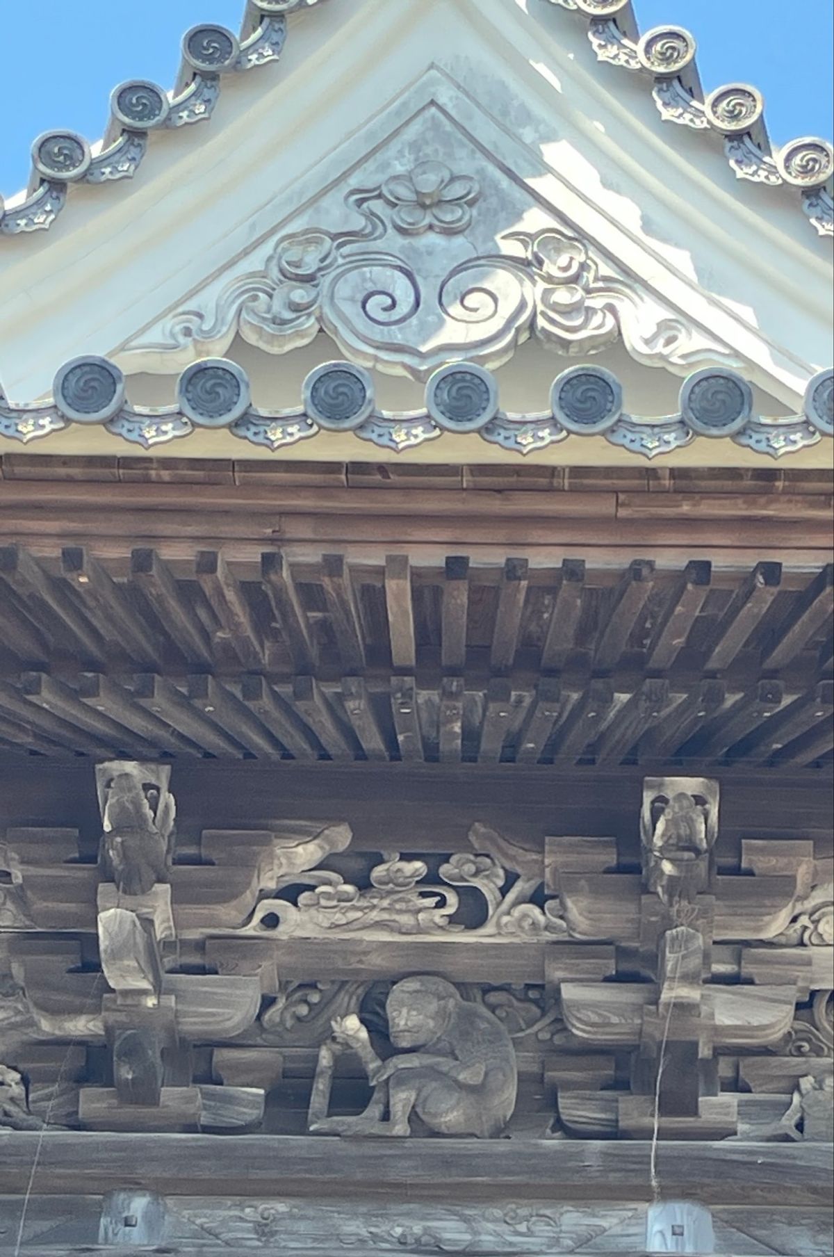 光暁寺
メイン通りから奥に入ったところにある。
門には素晴らしい彫刻の数々...