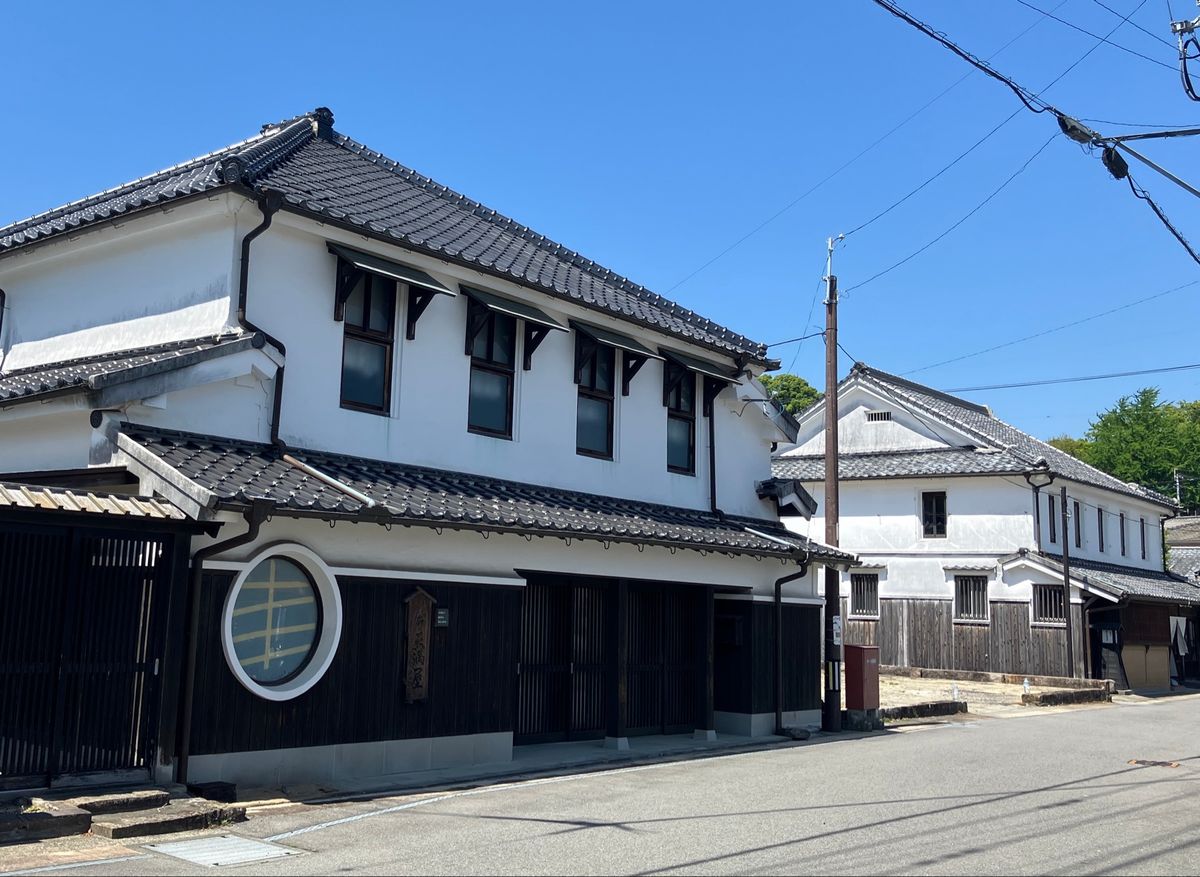 松合白壁土蔵群
かつて栄えた港町に残る、白壁の土蔵。
建物が密集しており、...