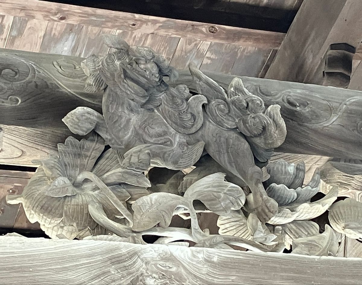 光暁寺
メイン通りから奥に入ったところにある。
門には素晴らしい彫刻の数々...