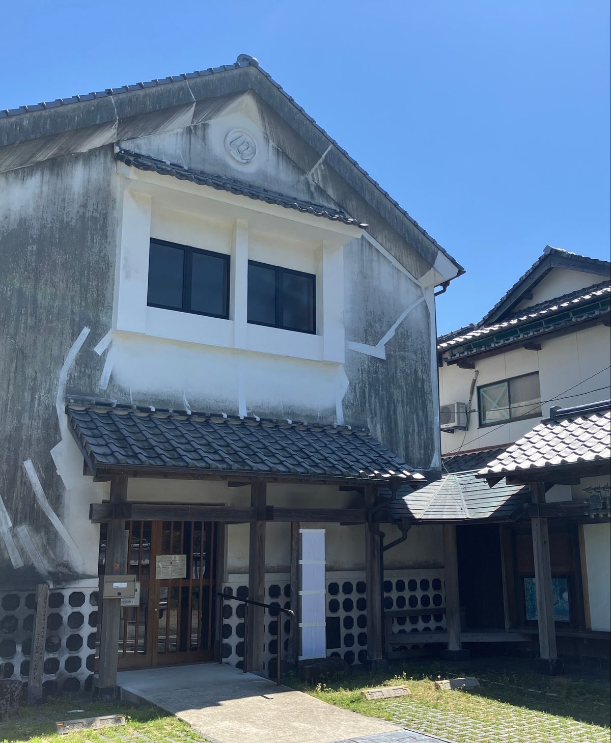 松合白壁土蔵群
かつて栄えた港町に残る、白壁の土蔵。
建物が密集しており、...