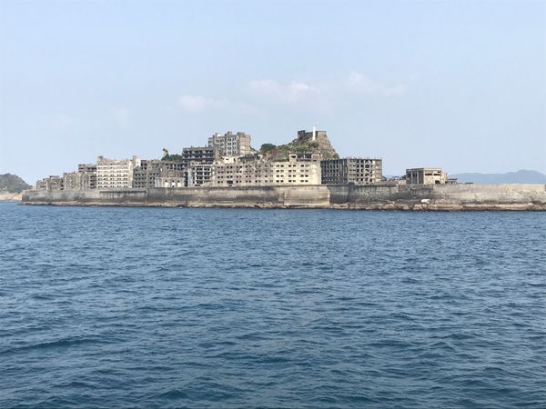 日本・長崎県「三世代旅行/長崎」の写真：軍艦島(端島)
この小さな島に人が溢れか...