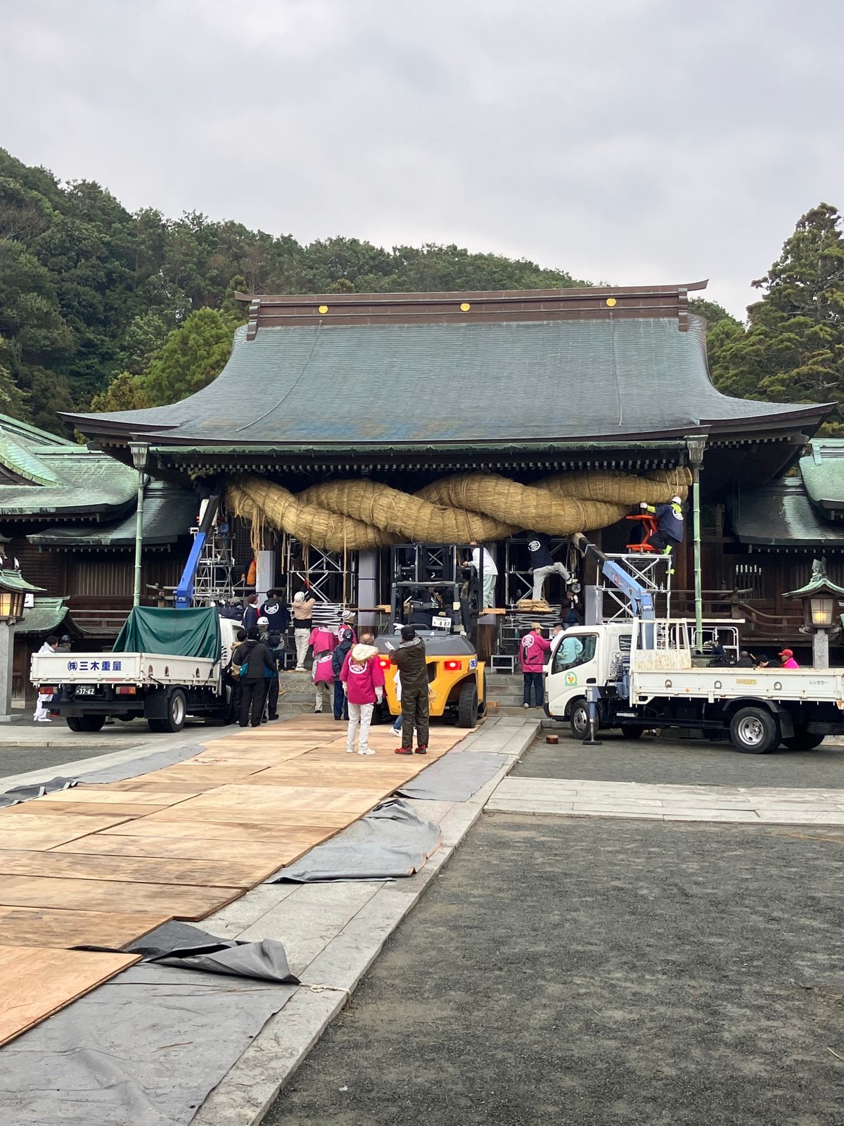 宮地嶽神社
早朝から大しめ縄を編み、
掛け替えには何台もの重機が登場。
寒...