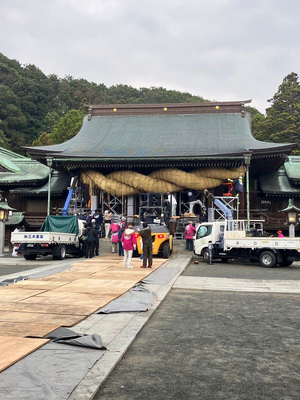 日本・福岡県「プチ旅行/宮地嶽神社」の写真：宮地嶽神社
早朝から大しめ縄を編み、
掛...