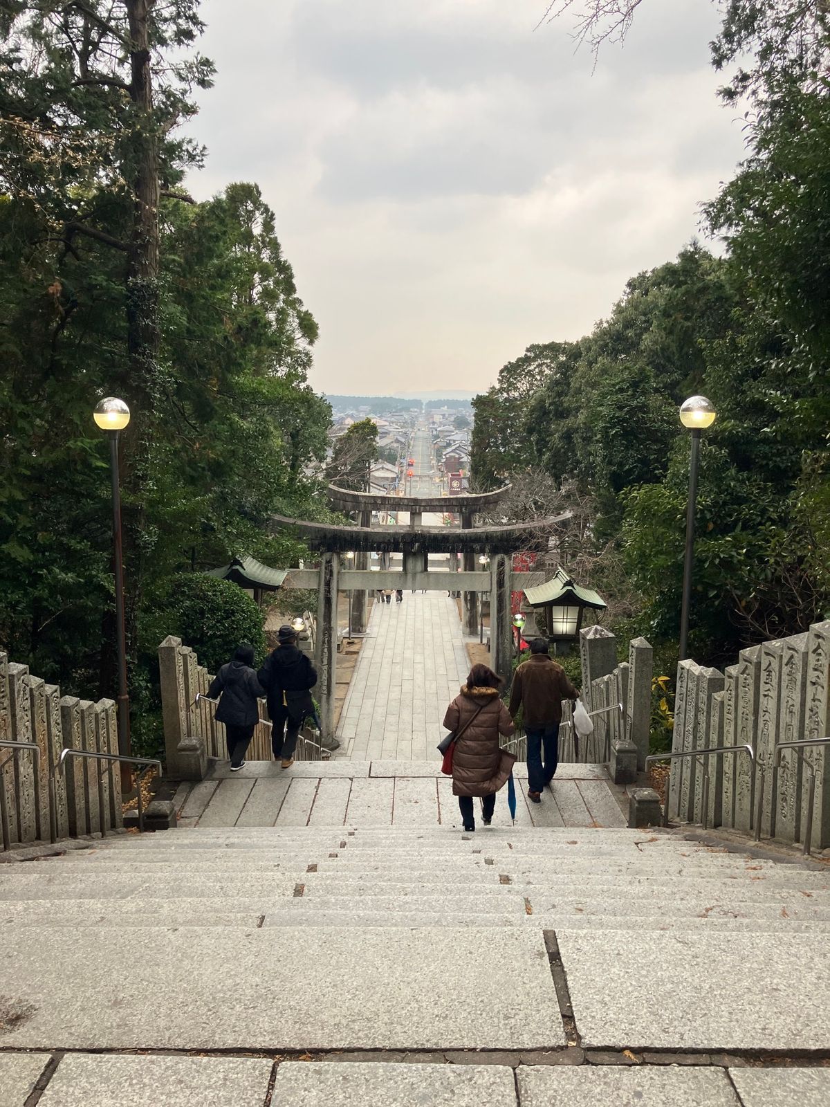 宮地嶽神社
早朝から大しめ縄を編み、
掛け替えには何台もの重機が登場。
寒...