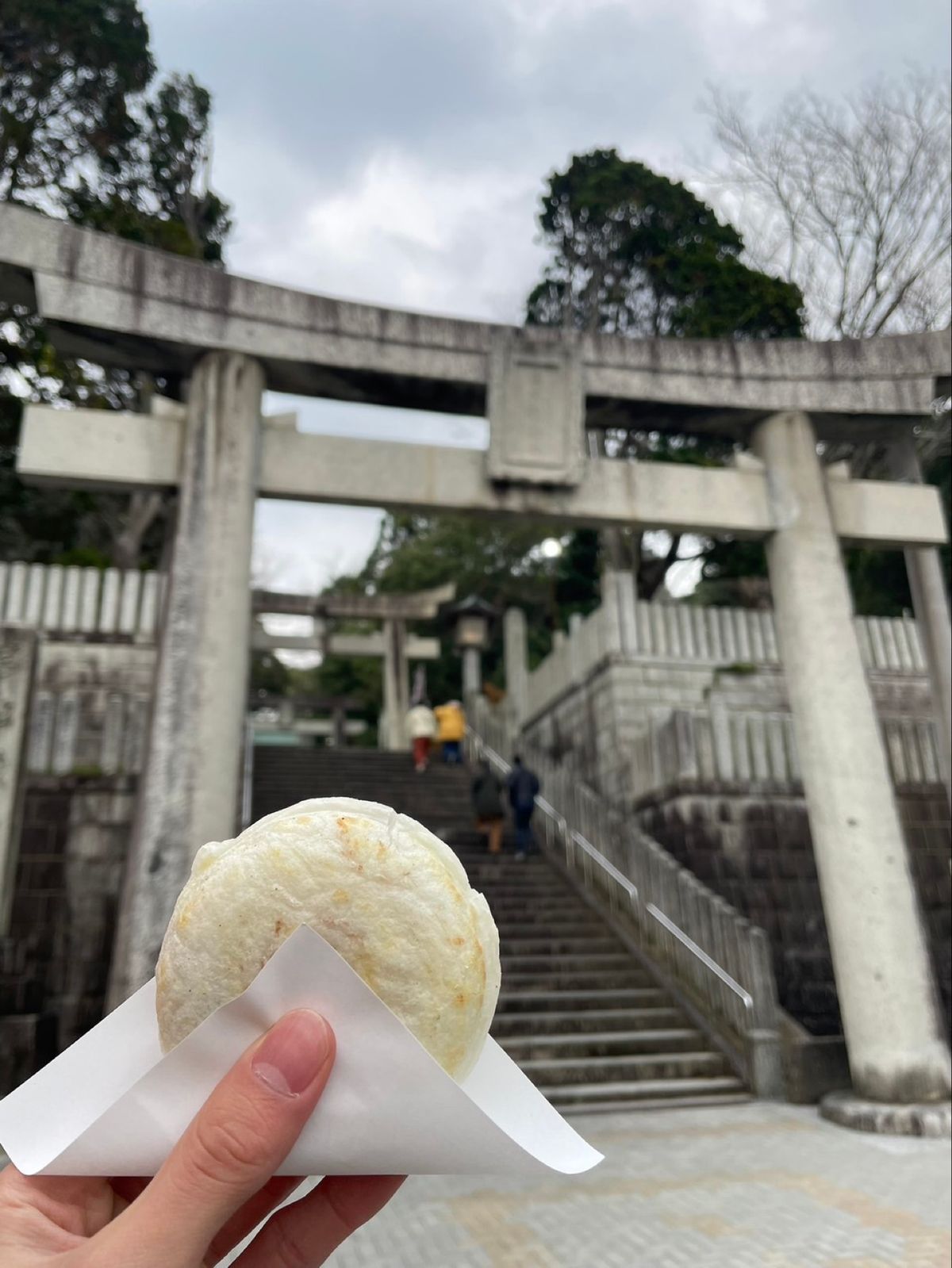宮地嶽神社
早朝から大しめ縄を編み、
掛け替えには何台もの重機が登場。
寒...