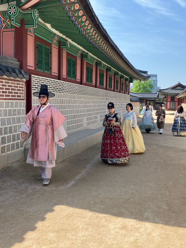 大韓民国 (韓国)「ソウル食べ歩き旅」の写真：景福宮
韓服を着た観光客の多いこと！
そ...