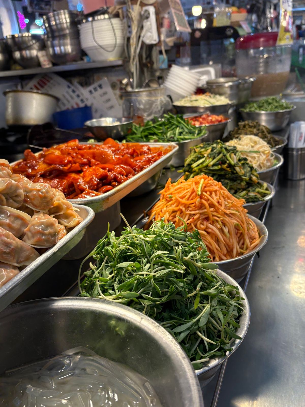 広蔵市場にて
キンパ、トッポギをつまみつつ焼酎。
胡麻油の香りがとても良い...