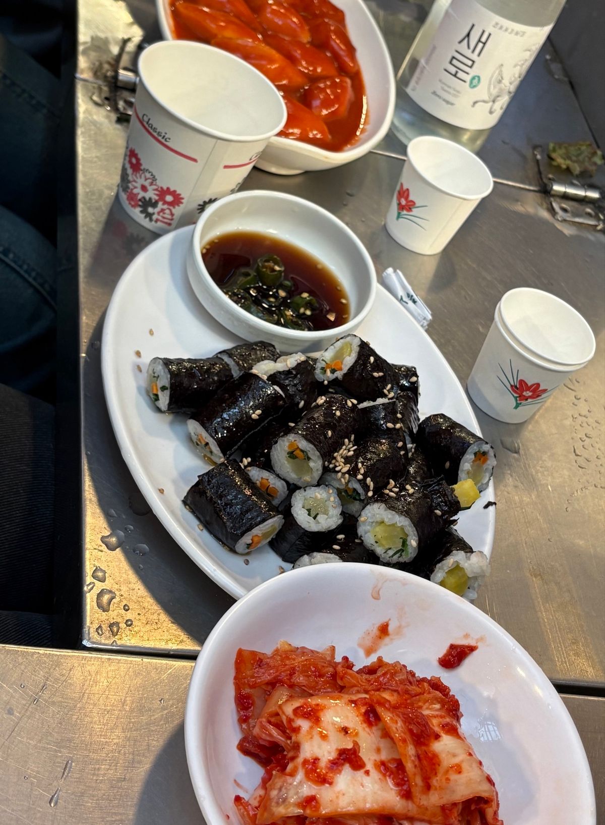 広蔵市場にて
キンパ、トッポギをつまみつつ焼酎。
胡麻油の香りがとても良い...