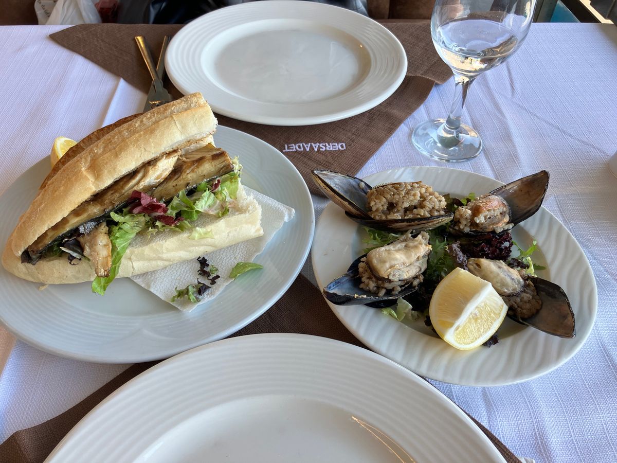 ガラタ橋
朝から釣り人、居ました。そして有名な靴磨き詐欺の方々も。実際にブ...