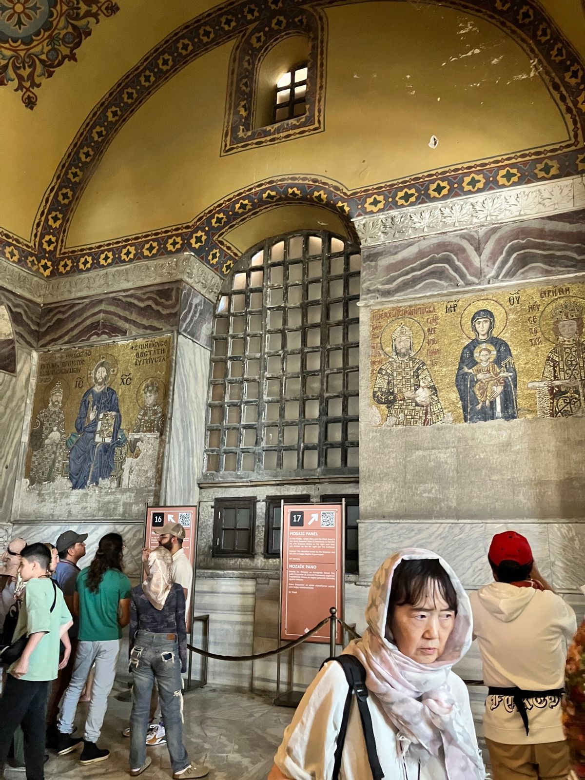 アヤソフィア
観覧は2階のみですが、その大きさ然り、教会だったこともよく分...