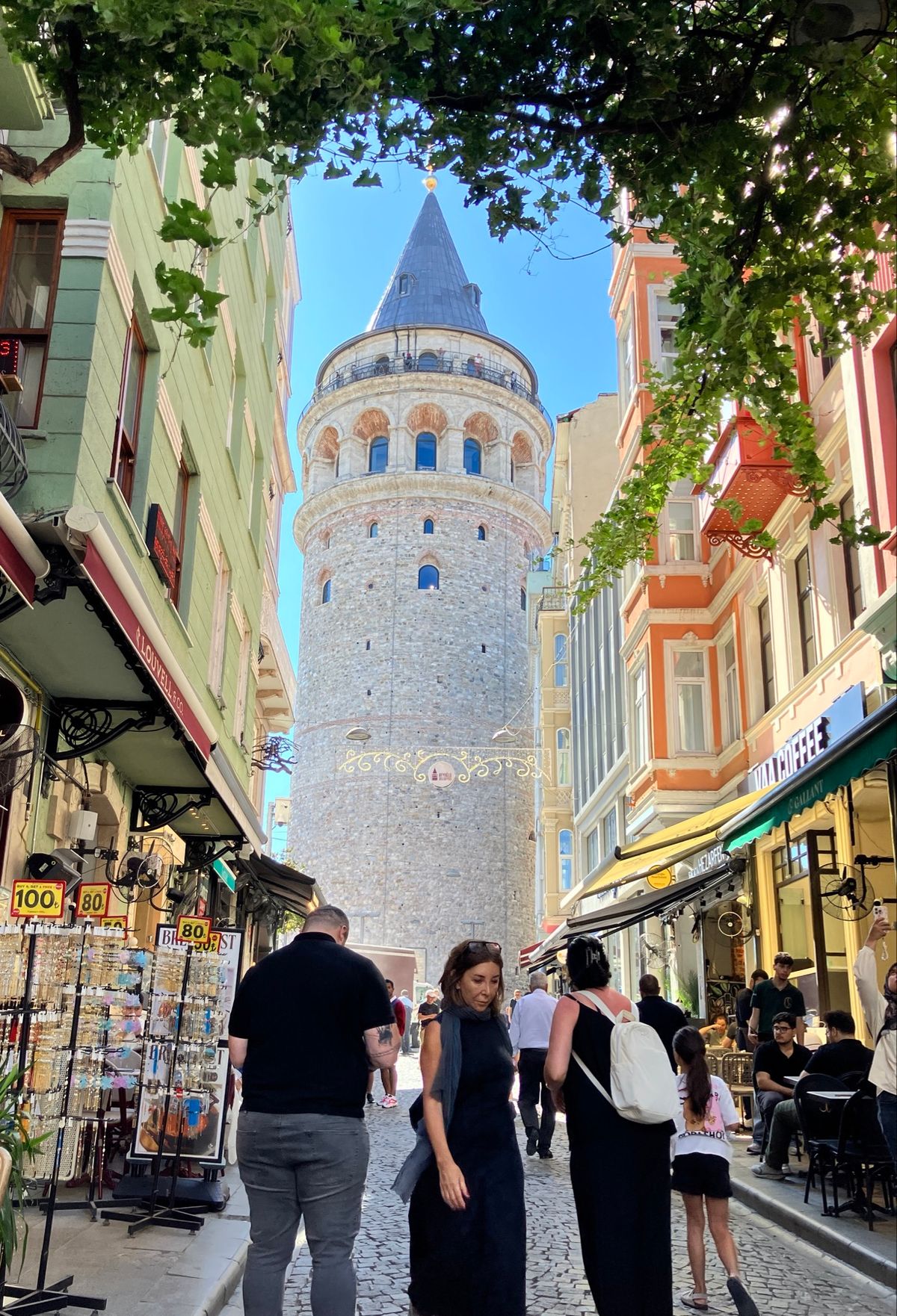 ガラタ橋
朝から釣り人、居ました。そして有名な靴磨き詐欺の方々も。実際にブ...