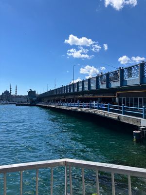 ガラタ橋
朝から釣り人、居ました。そして有名な靴磨き詐欺の方々も。実際にブ...