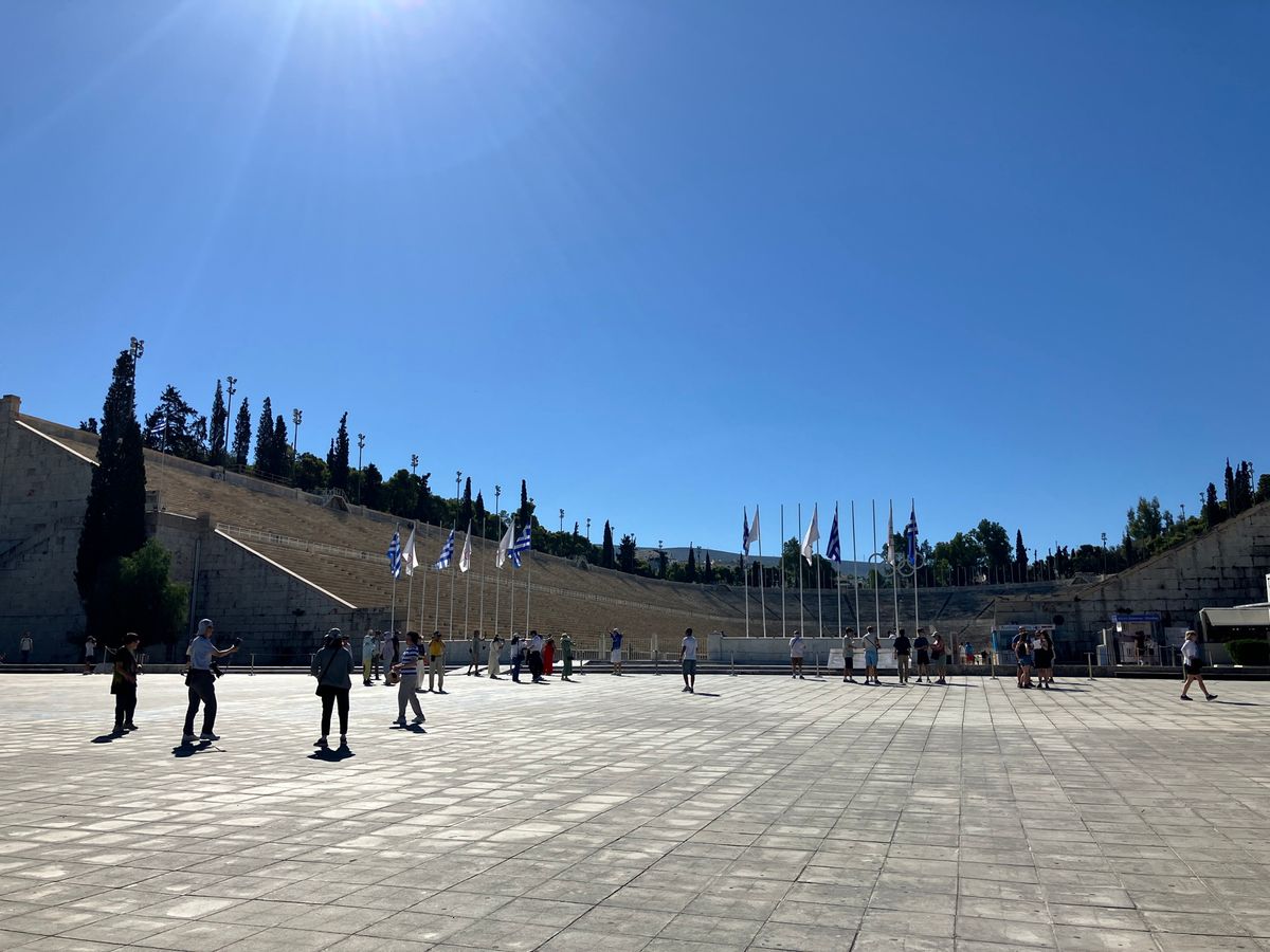 交代式
国会議事堂の前で、1時間に1回、行われています。毎回これをやるのは...