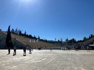 交代式
国会議事堂の前で、1時間に1回、行われています。毎回これをやるのは...