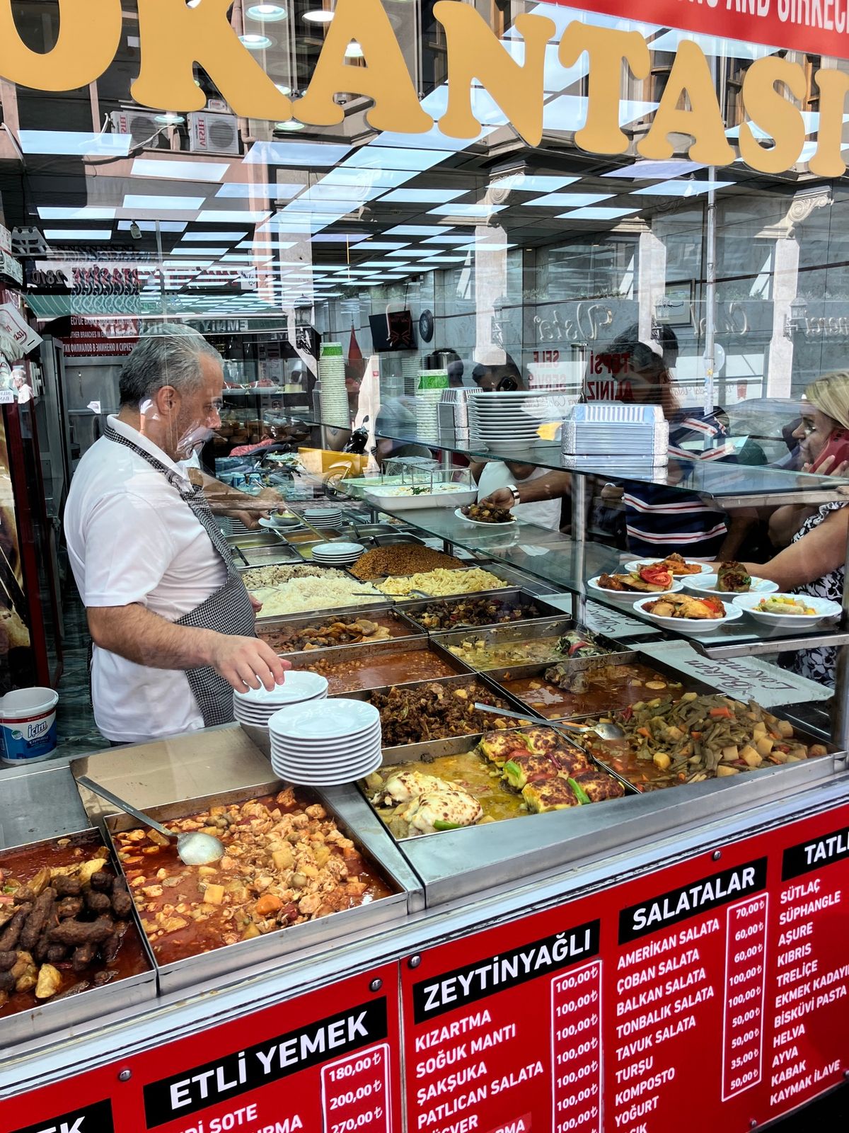 ドーハ空港ラウンジ
今回は乗り継ぎが多く、各国ラウンジを制覇しました。ドー...