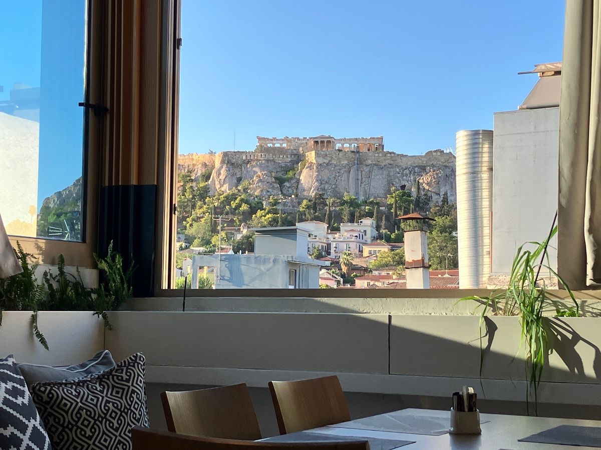 ホテルから
アクロポリスの丘を眺めながらの朝食。品揃えはありがちでも、気分...