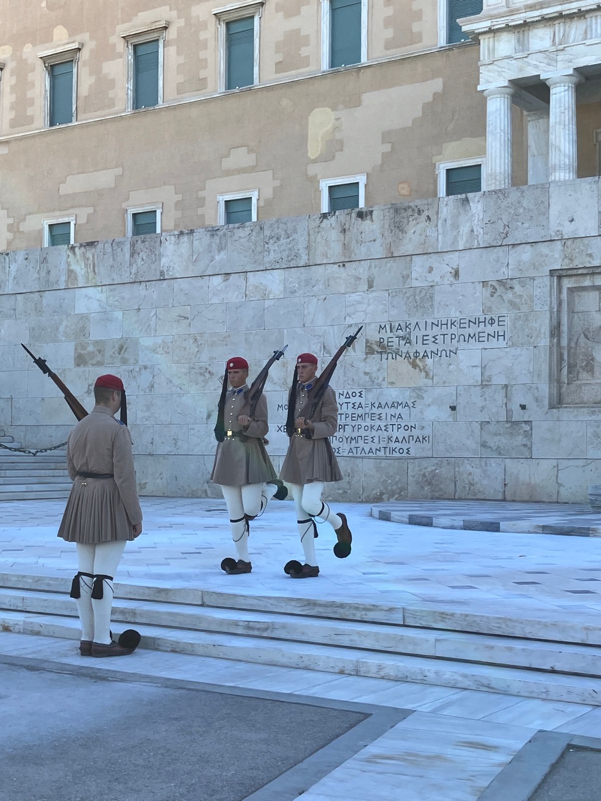 交代式
国会議事堂の前で、1時間に1回、行われています。毎回これをやるのは...