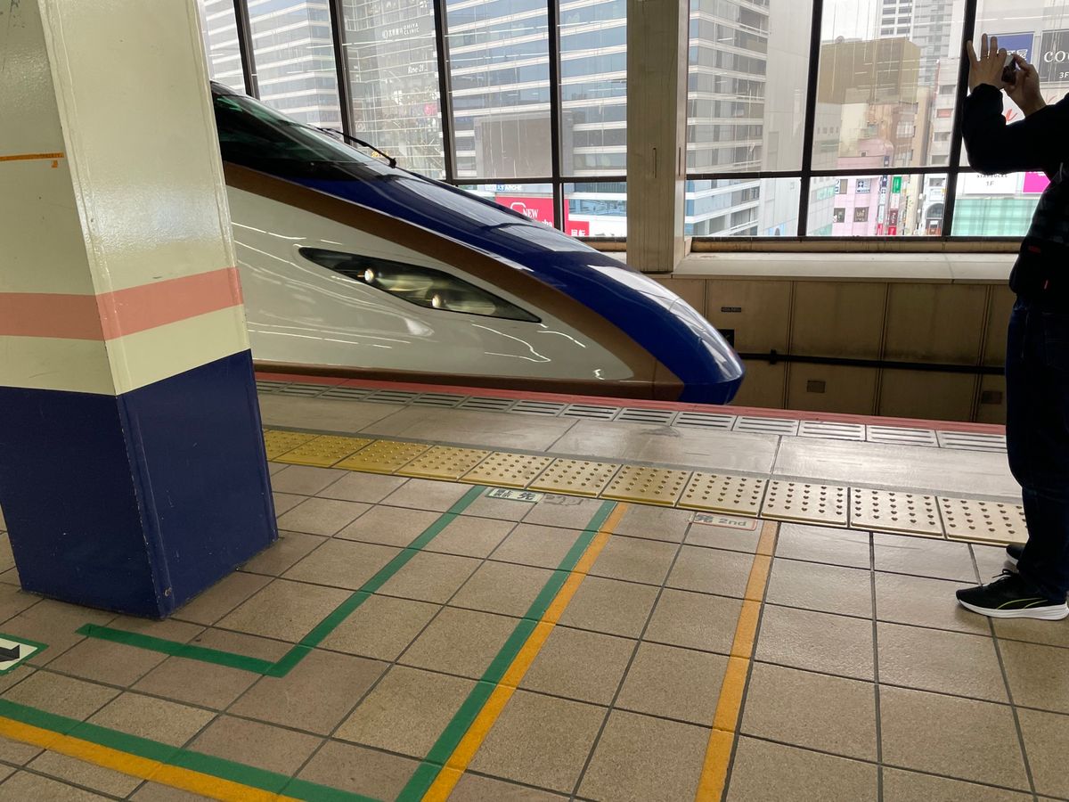 朝思い立って10時30分に予約。11時49分のはくたかでいざ富山へ！
ガラ...