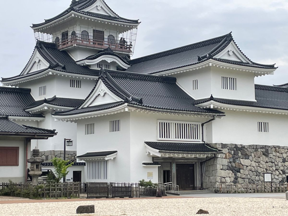 朝思い立って10時30分に予約。11時49分のはくたかでいざ富山へ！
ガラ...