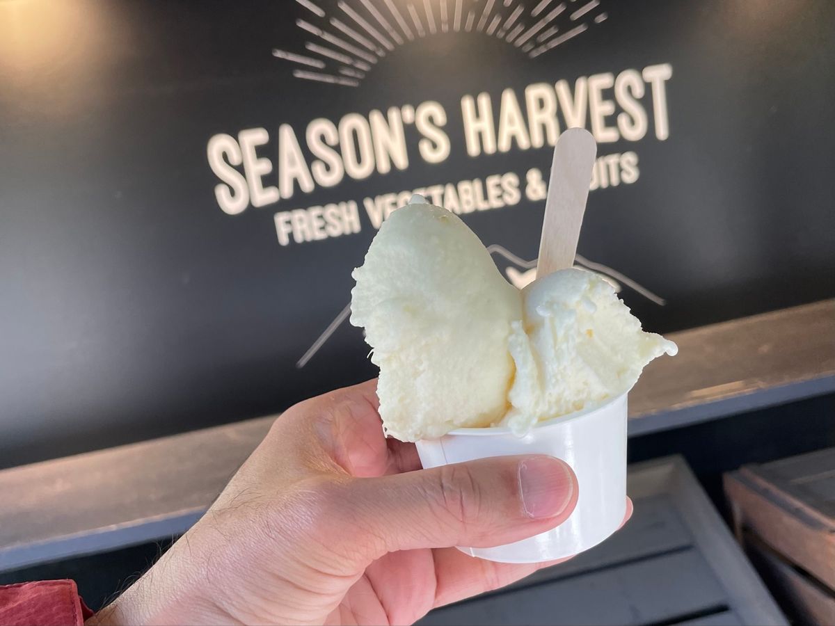 ランチの後は中軽井沢へ。石の教会も見ました。ハルニレテラスで一休み。