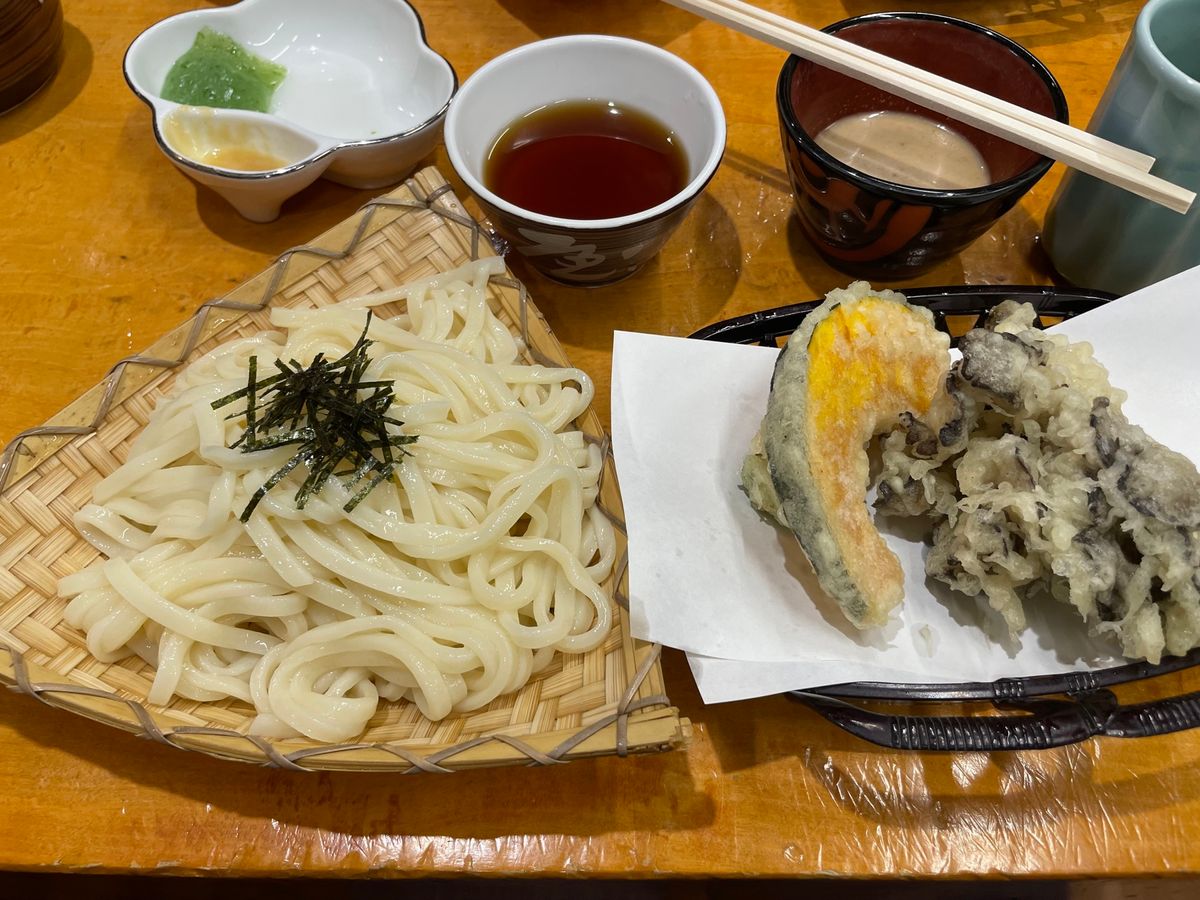 まずは車で移動。お昼は名物の水沢うどん。有名店がいくつか固まってますが、大...