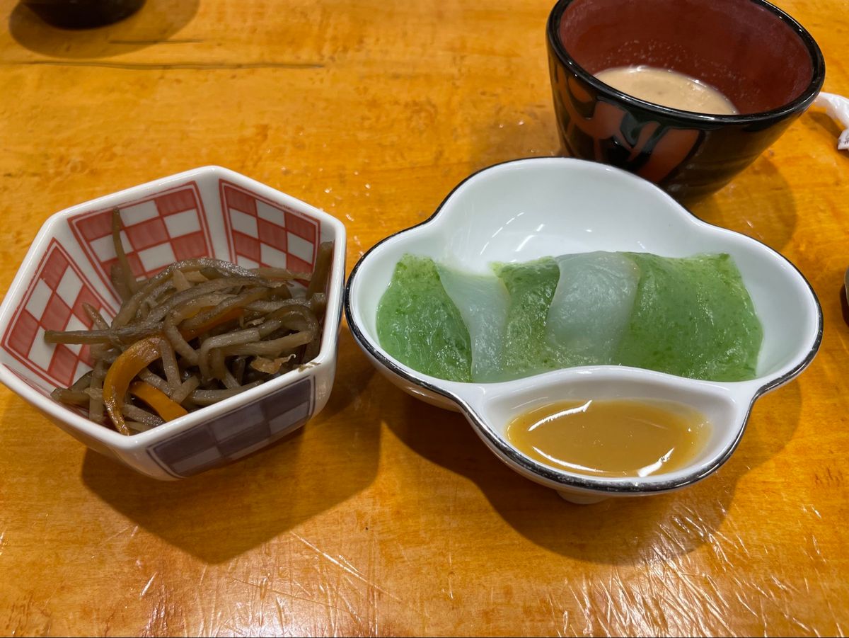 まずは車で移動。お昼は名物の水沢うどん。有名店がいくつか固まってますが、大...