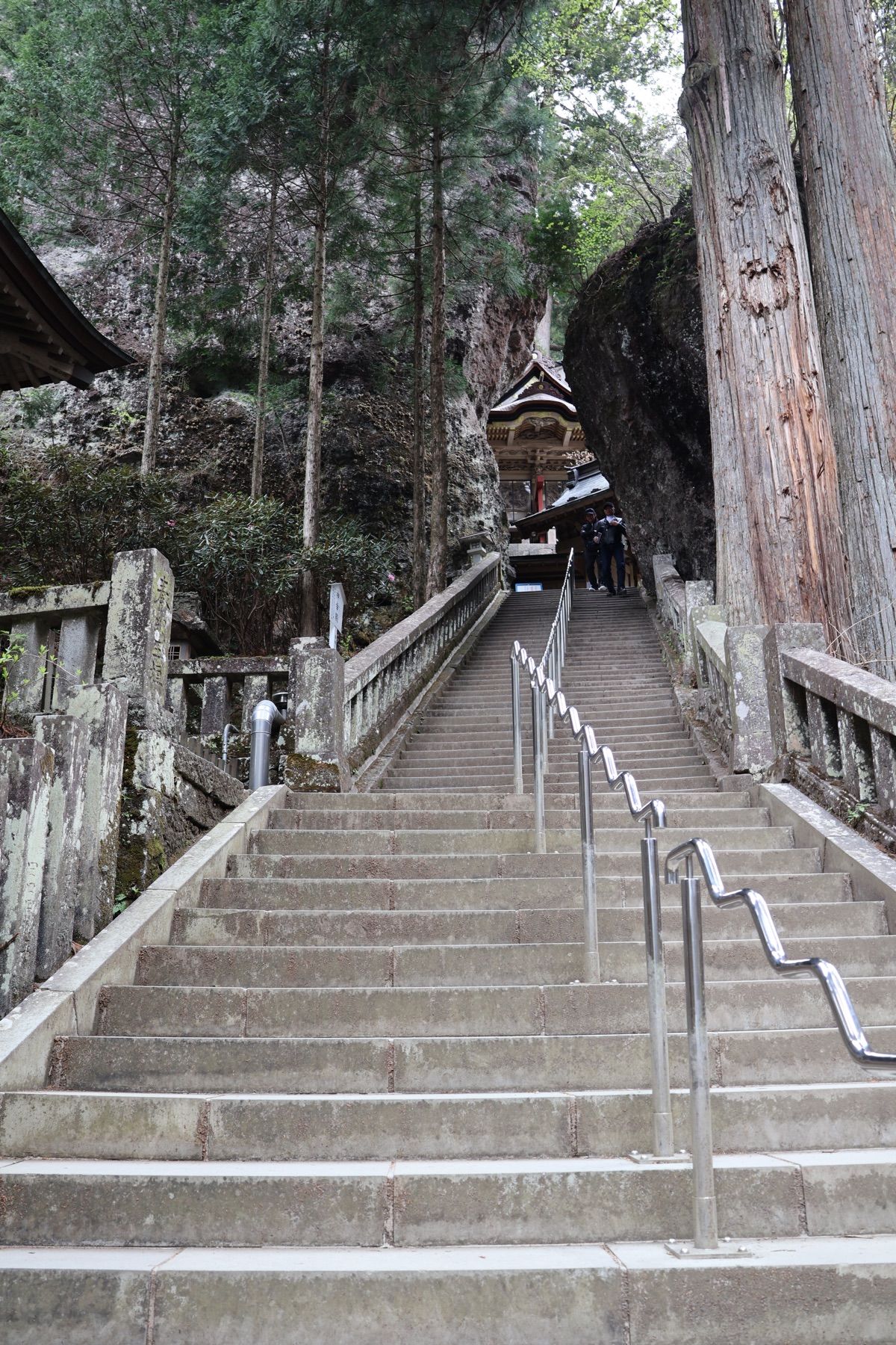 榛名湖からは榛名神社へ。こちらも長い長い石段を登って参拝しました。残念なが...