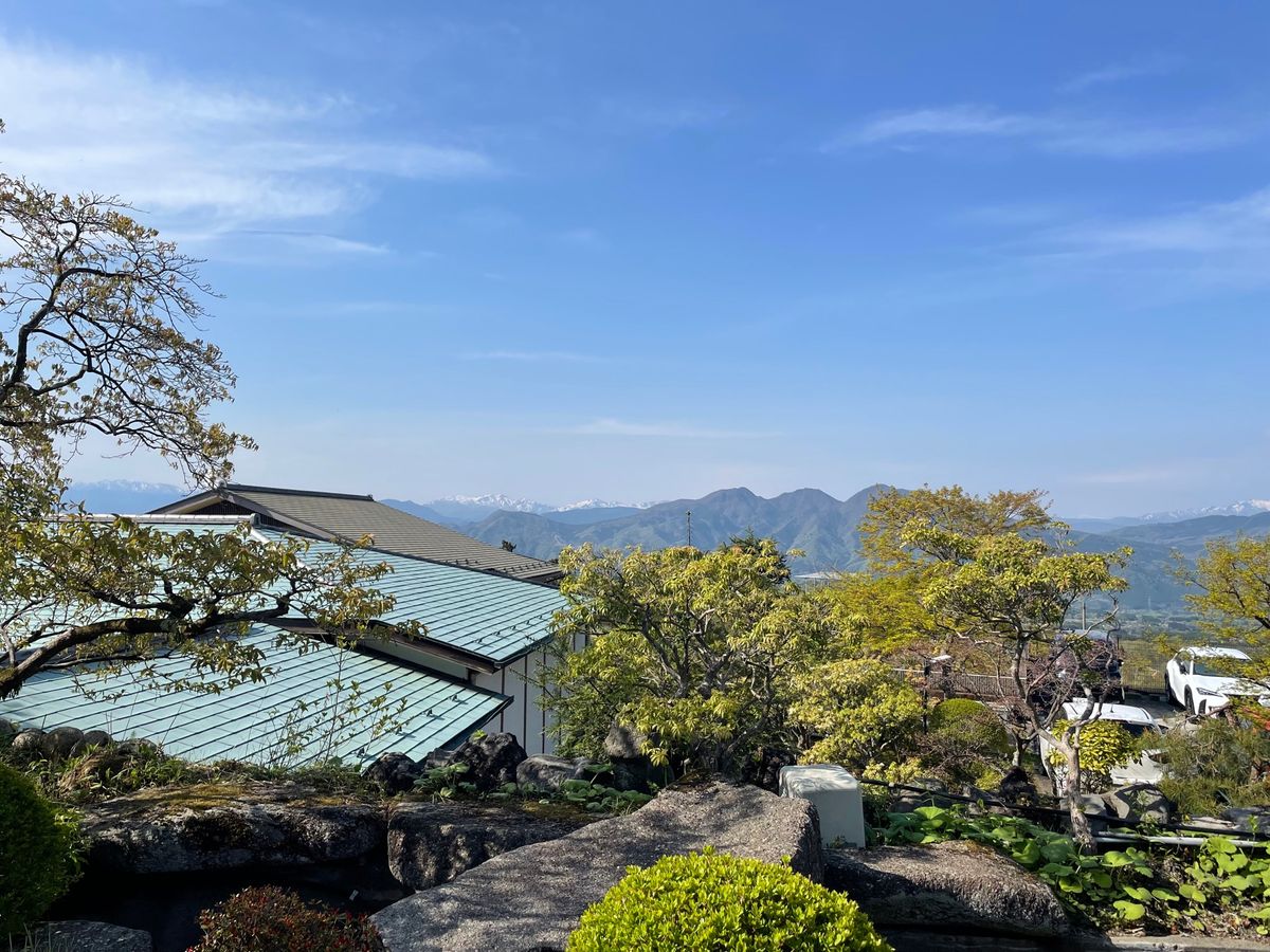 階段途中のカフェで一休み。ホテル併設のカフェですが、雰囲気も良く、コーヒー...