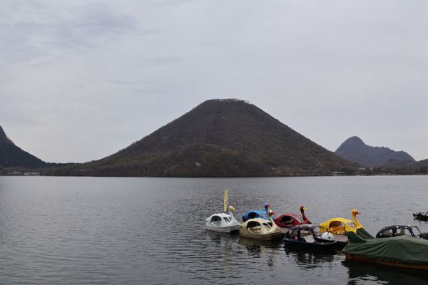 日本・軽井沢「2025GW・伊香保、草津温泉家族旅行」の写真：榛名湖から眺める榛名富士。秋には紅葉が綺...