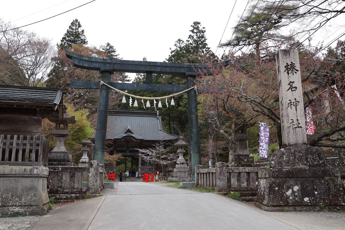 榛名湖からは榛名神社へ。こちらも長い長い石段を登って参拝しました。残念なが...