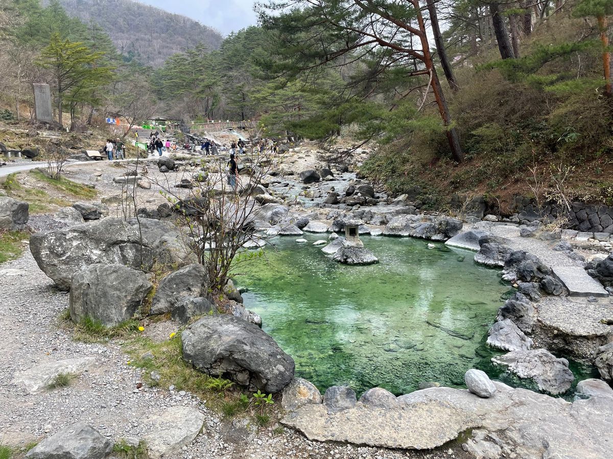 温泉街から10分ほど歩いた所にある西の河原公園。ここにも温泉が湧いています。