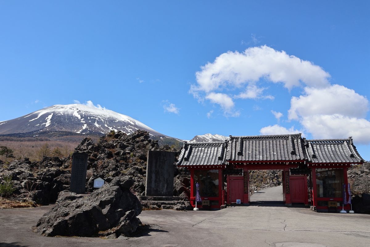 最終日は草津温泉から軽井沢へと向かいました。途中で立ち寄ったのは鬼押出園。...