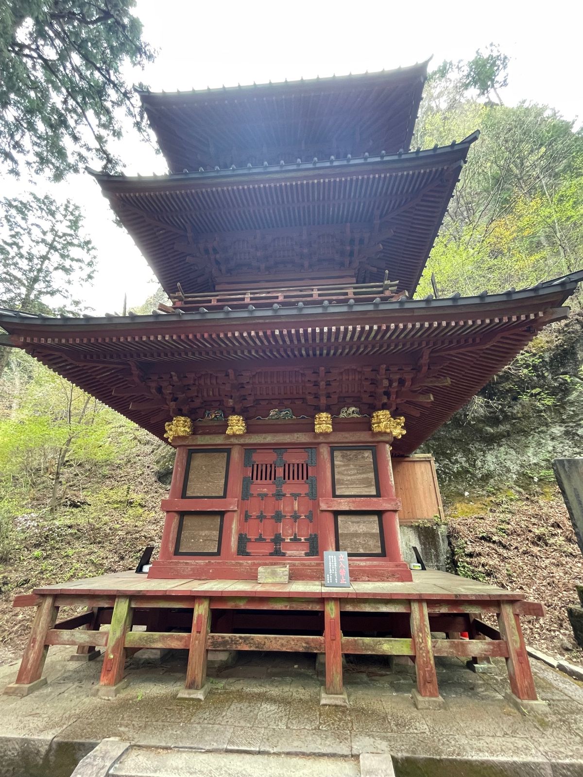 榛名湖からは榛名神社へ。こちらも長い長い石段を登って参拝しました。残念なが...