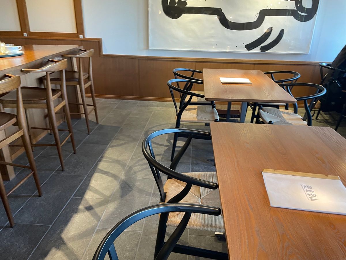 階段途中のカフェで一休み。ホテル併設のカフェですが、雰囲気も良く、コーヒー...