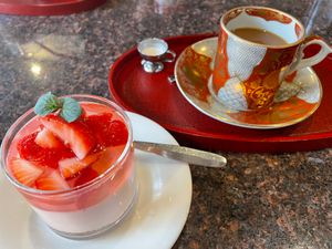 草津温泉でオヤツタイム、入ったのは老舗温泉旅館奈良屋に併設されたカフェ。季...