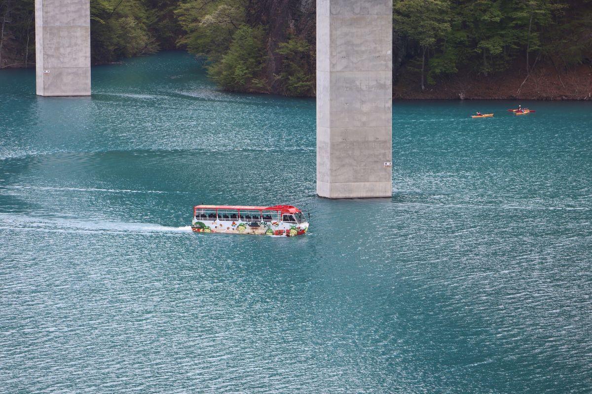 草津温泉に向かう途中で立ち寄った八ツ場ダム。水の色がとても綺麗でした。