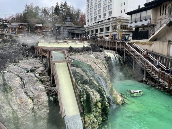 日本・軽井沢「2025GW・伊香保、草津温泉家族旅行」の写真：草津温泉に到着。名所の湯畑。