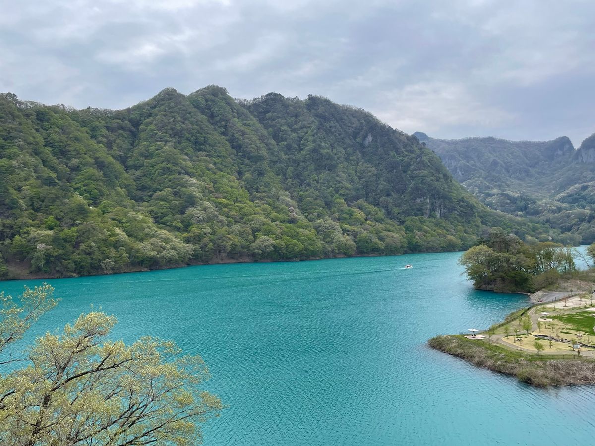 草津温泉に向かう途中で立ち寄った八ツ場ダム。水の色がとても綺麗でした。